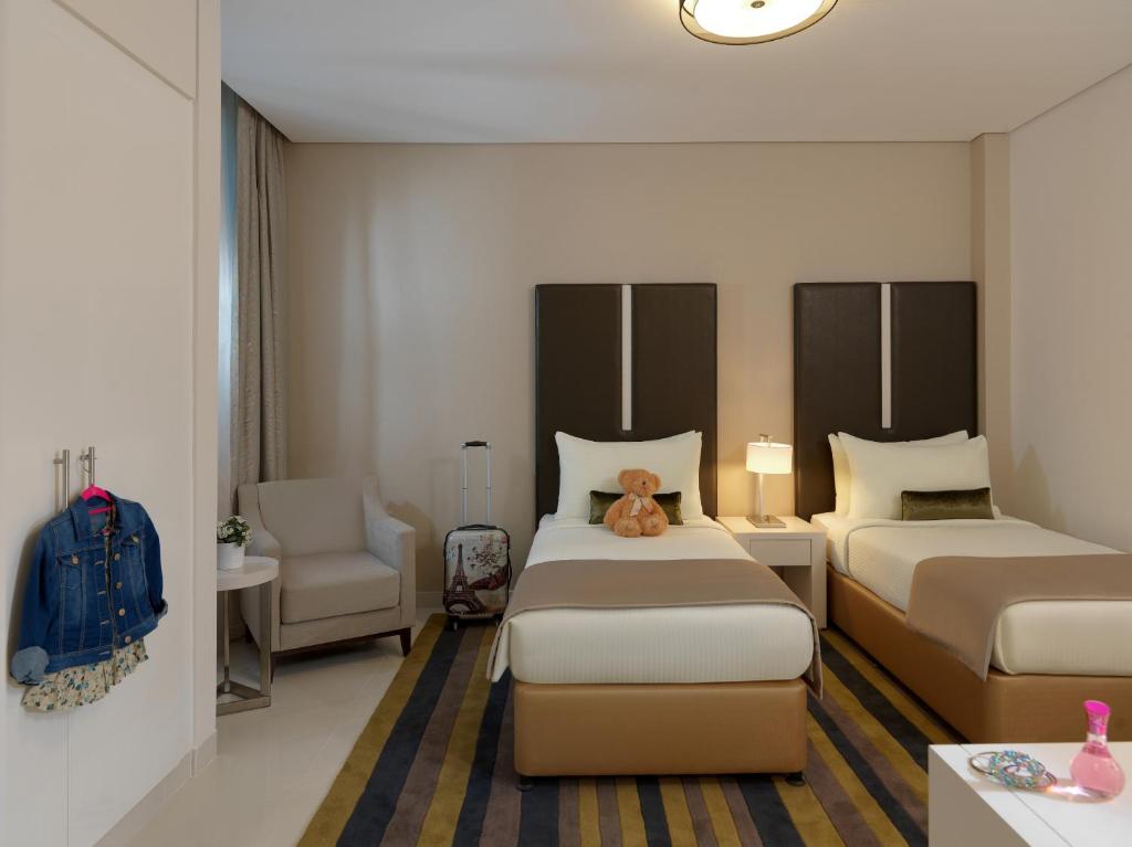 Two Bedroom Suite with kitchenette - City Skyline View - Image 7