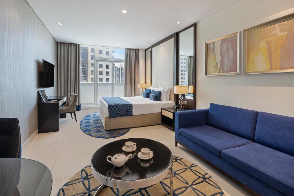 Deluxe Room - City Skyline View - Image 4