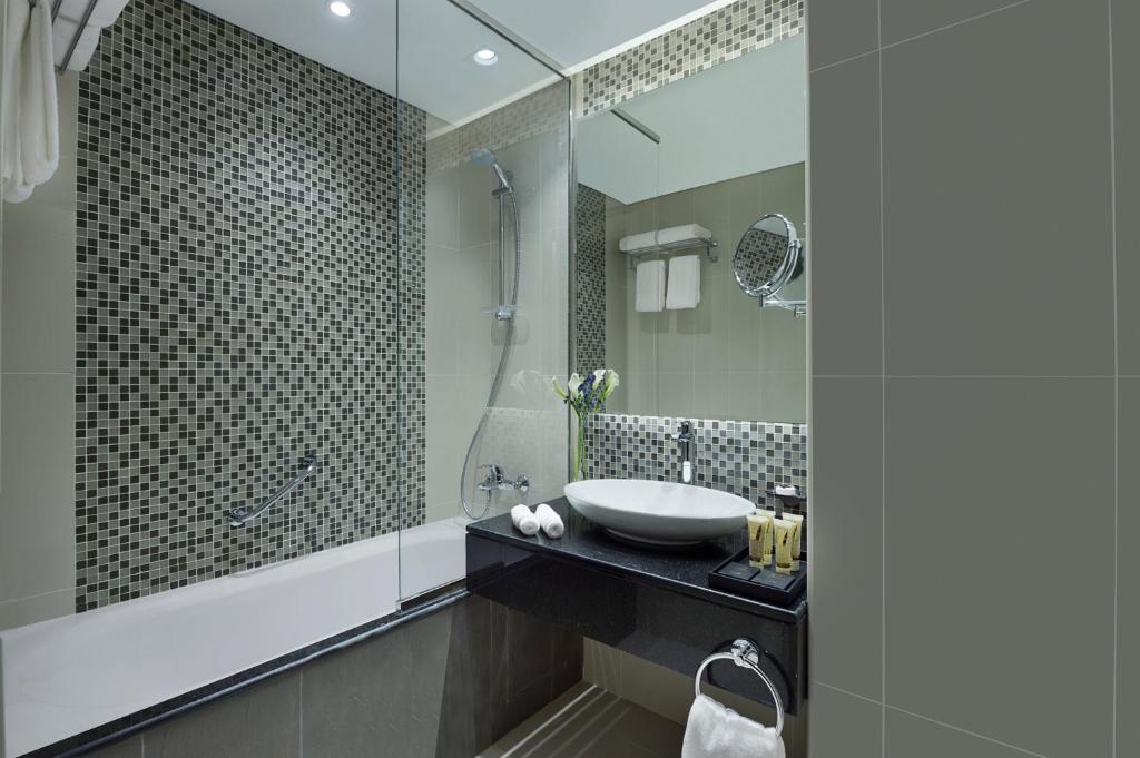 Three Bedroom Suite with Private Balcony - City Skyline View - Image 1