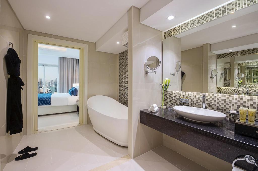 Three Bedroom Suite with Private Balcony - City Skyline View - Image 7