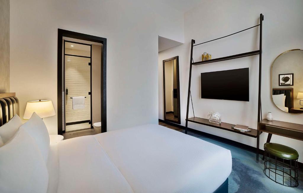 Ambassador Apartment with View - Image 4