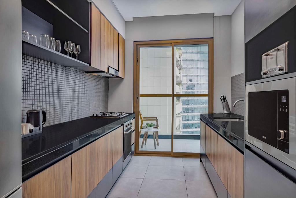 Four-Bedroom Apartment with Kitchen and Balcony - Image 8