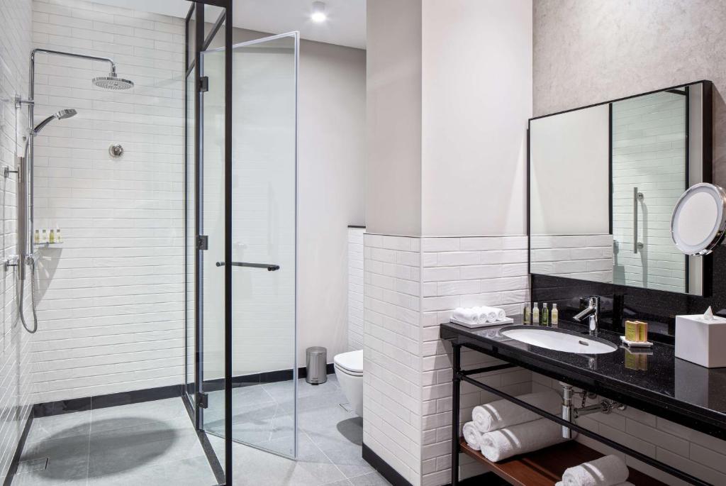 One-Bedroom Apartment with Burj Khalifa View - Image 5