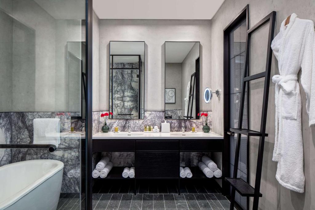 One-Bedroom Executive King Suite with View - Image 3