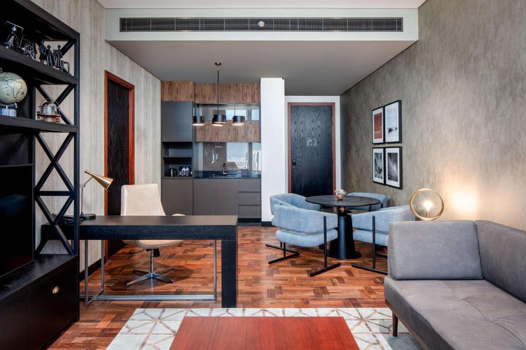 One-Bedroom Executive King Suite with View - Image 4