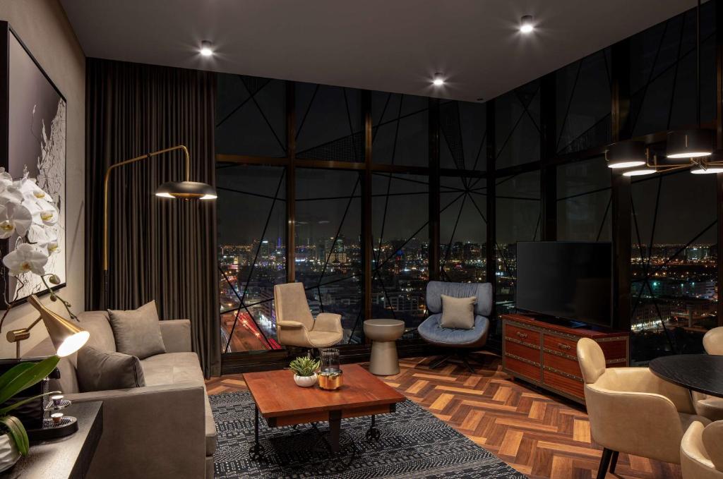 One-Bedroom King Corner Suite - Image 3