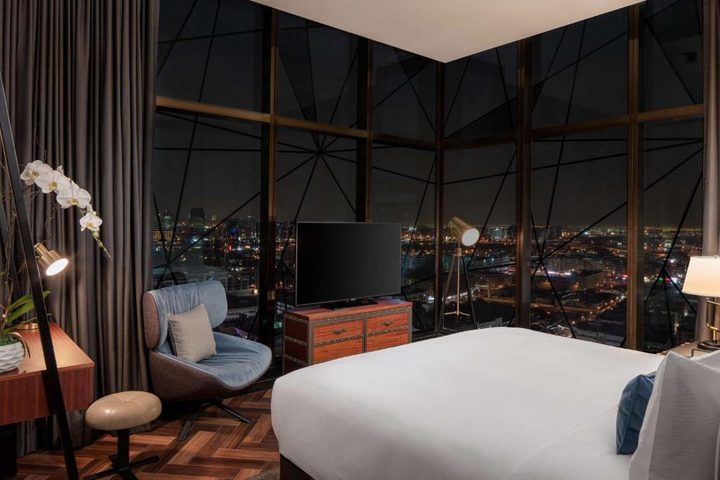 One-Bedroom King Corner Suite - Image 4