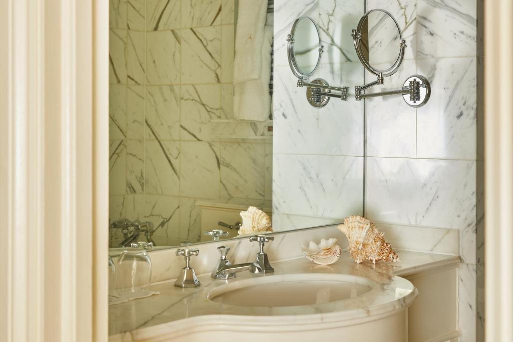 Deluxe Queen Room - Image 11