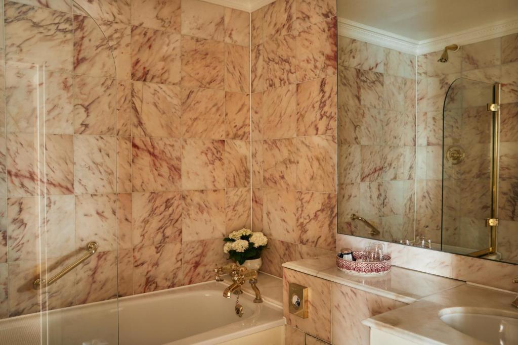 Deluxe Queen Room - Image 12