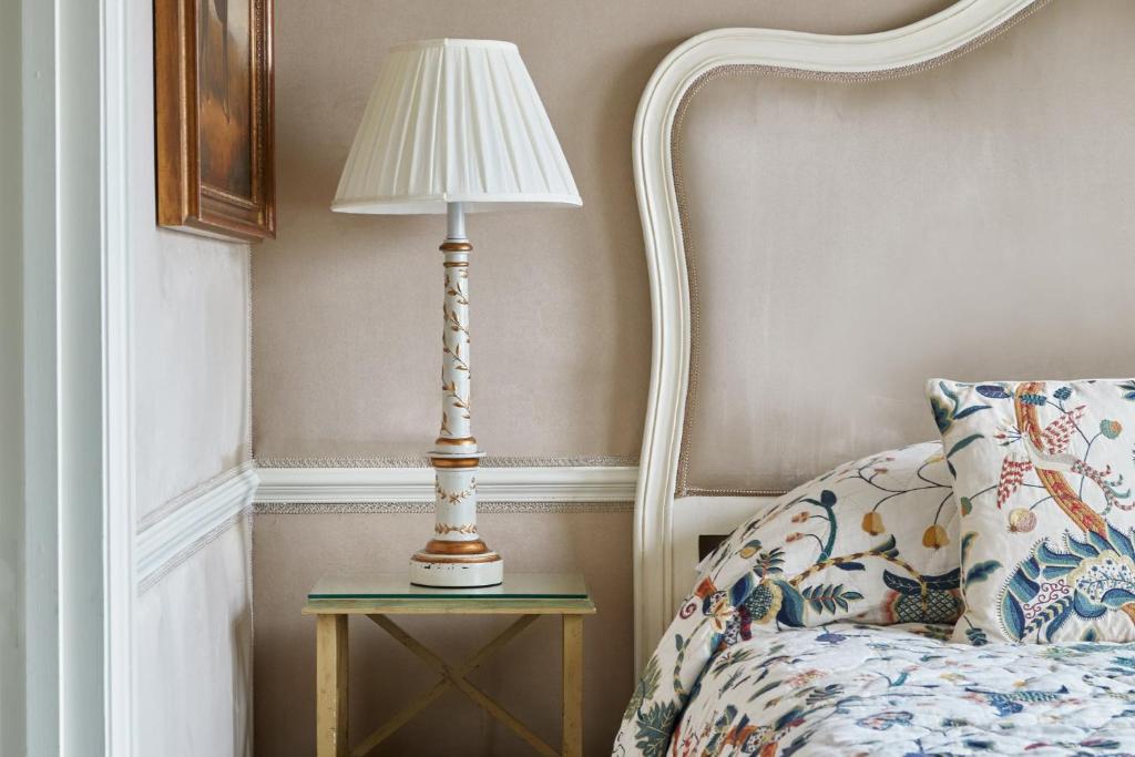 Deluxe Queen Room - Image 15