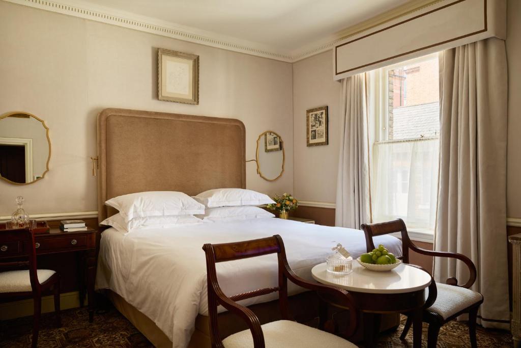 Deluxe Queen Room - Image 16