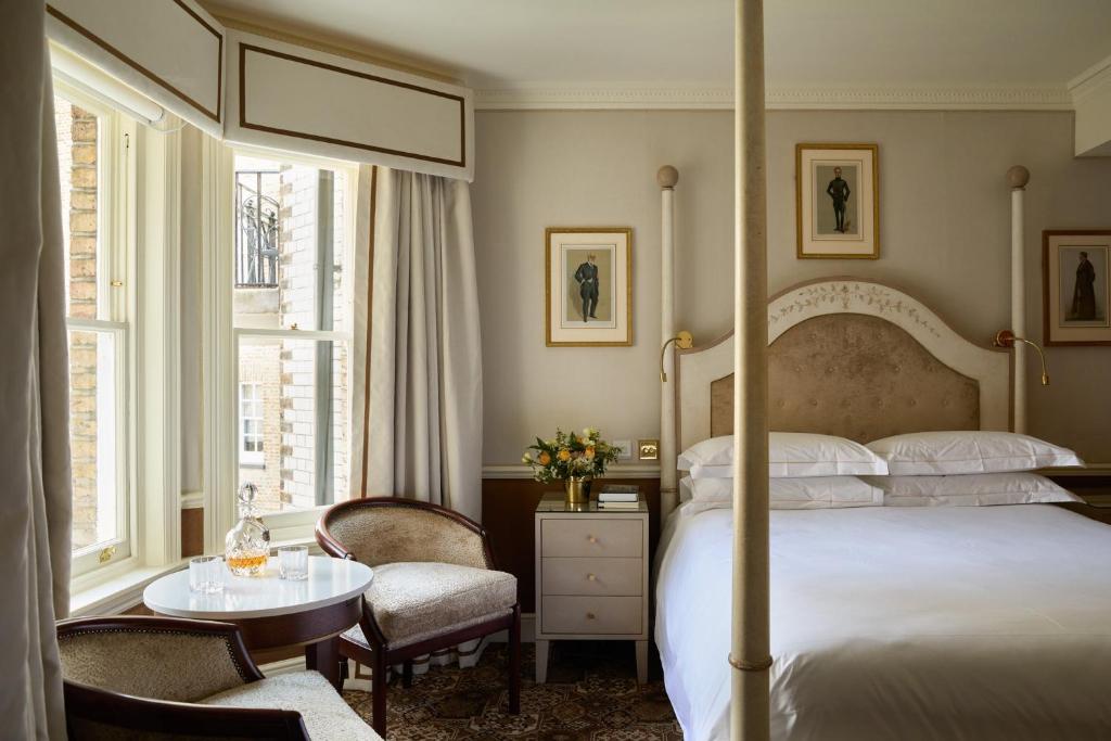 Deluxe Queen Room - Image 17