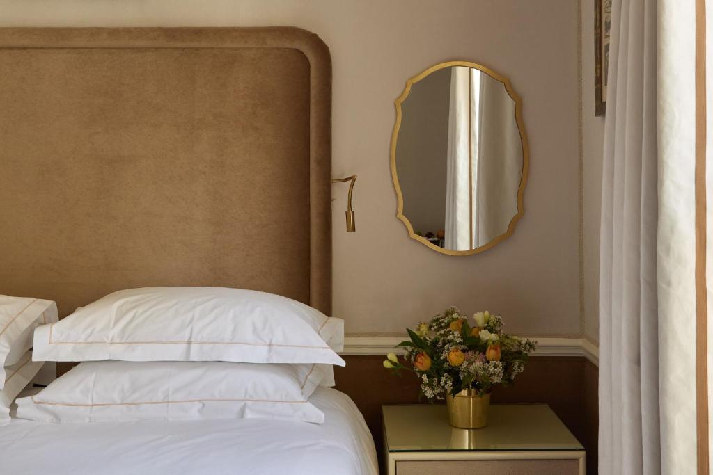 Deluxe Queen Room - Image 20