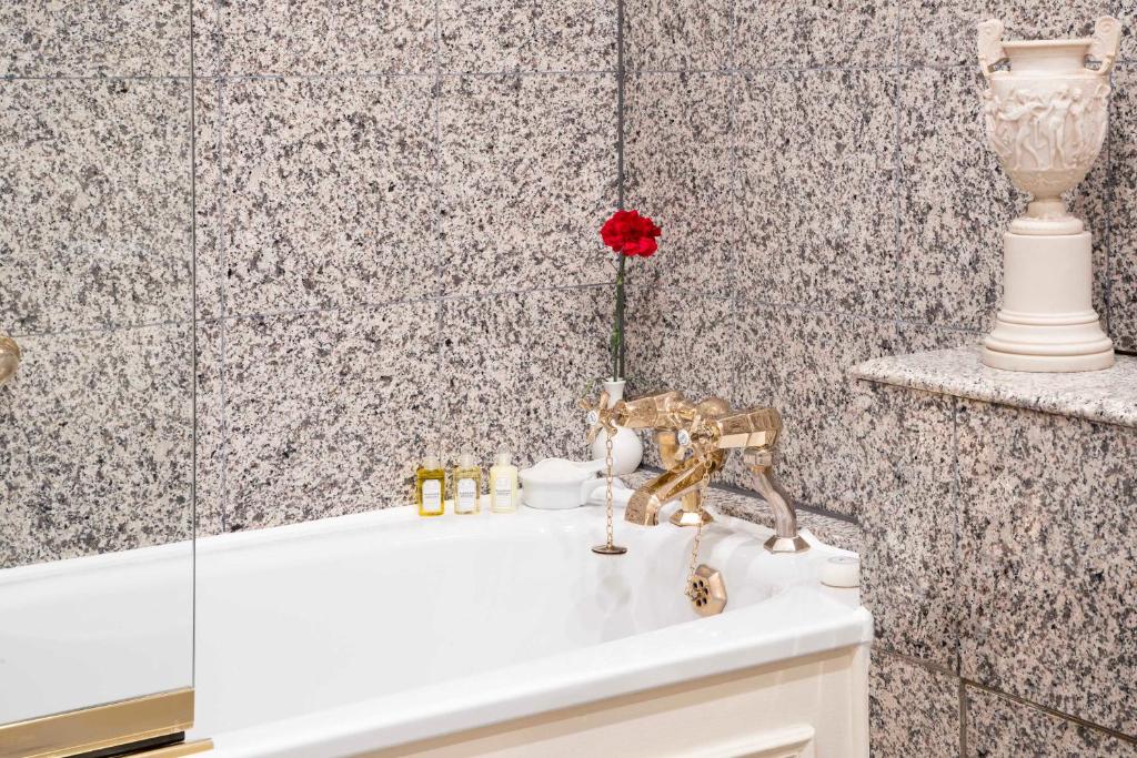 Deluxe Queen Room - Image 4