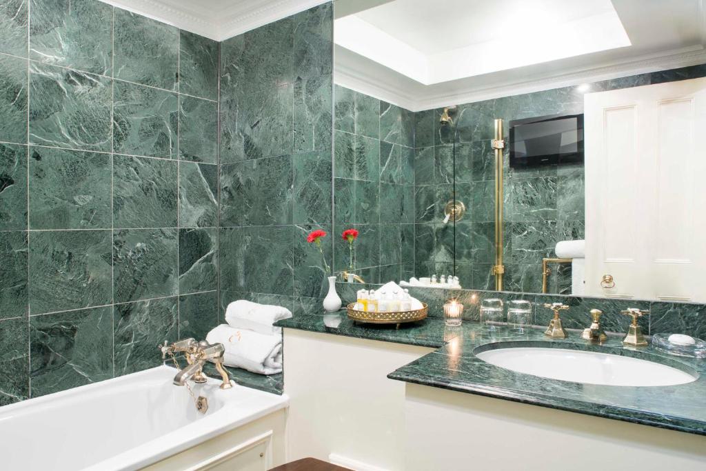 Deluxe Queen Room - Image 5