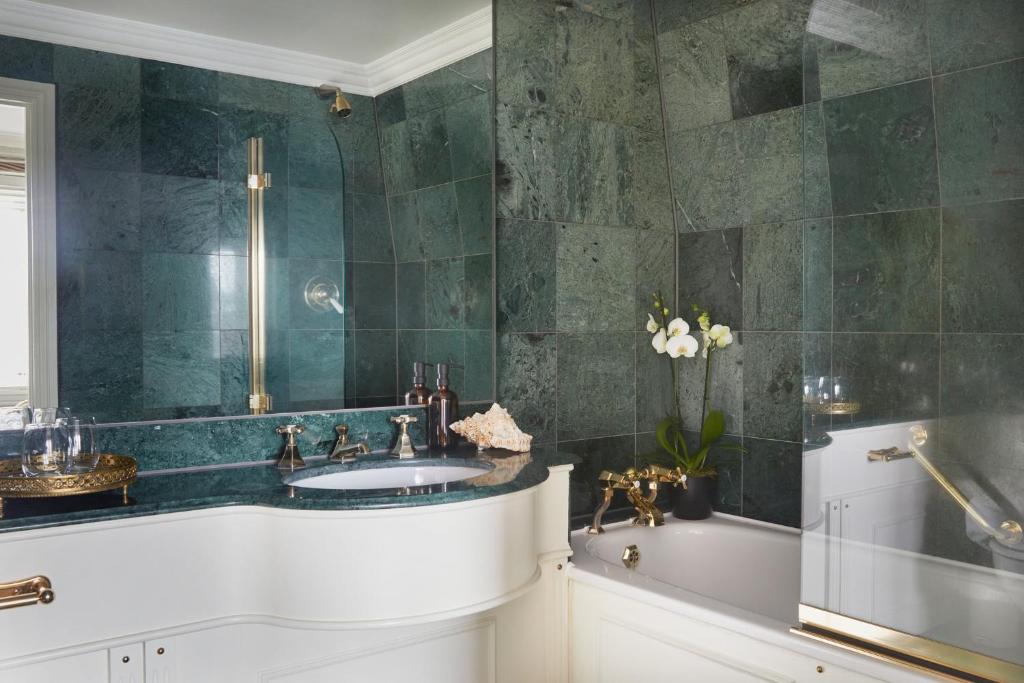 Deluxe Queen Room - Image 10