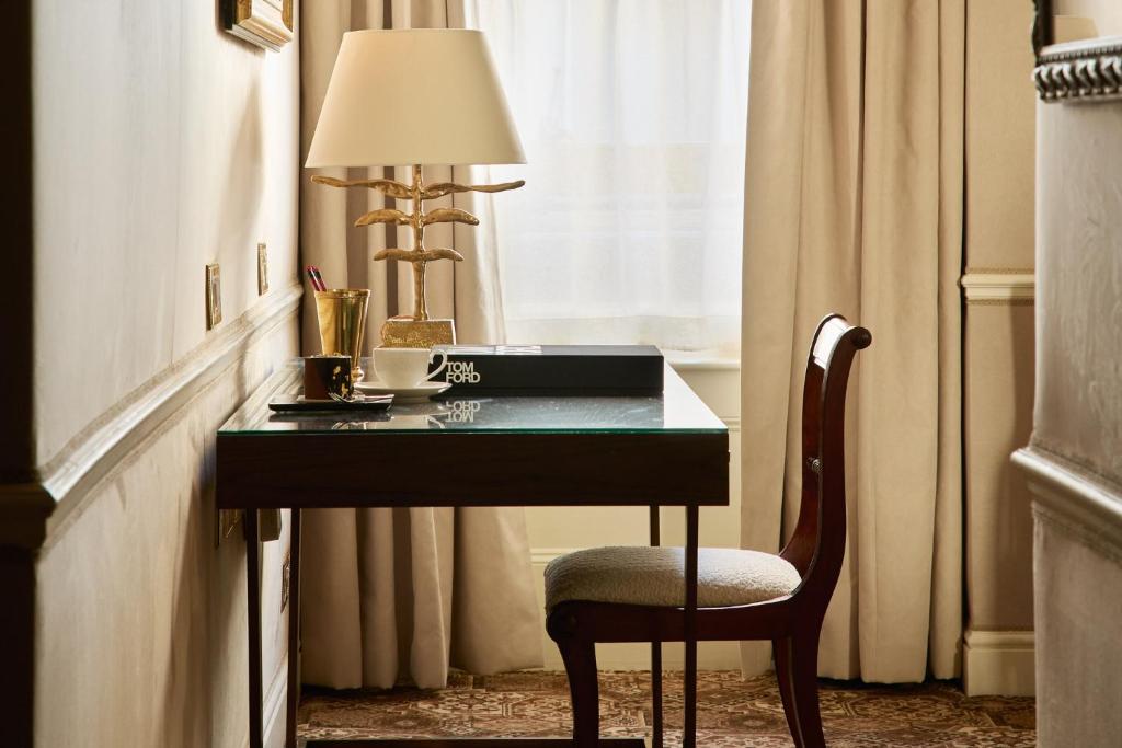 Victoria & Albert Suite - Image 12