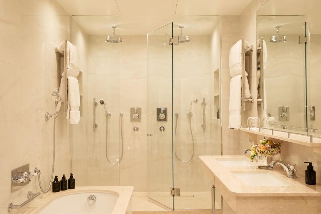 Victoria & Albert Suite - Image 13