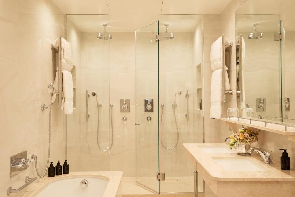 Victoria & Albert Suite - Image 17