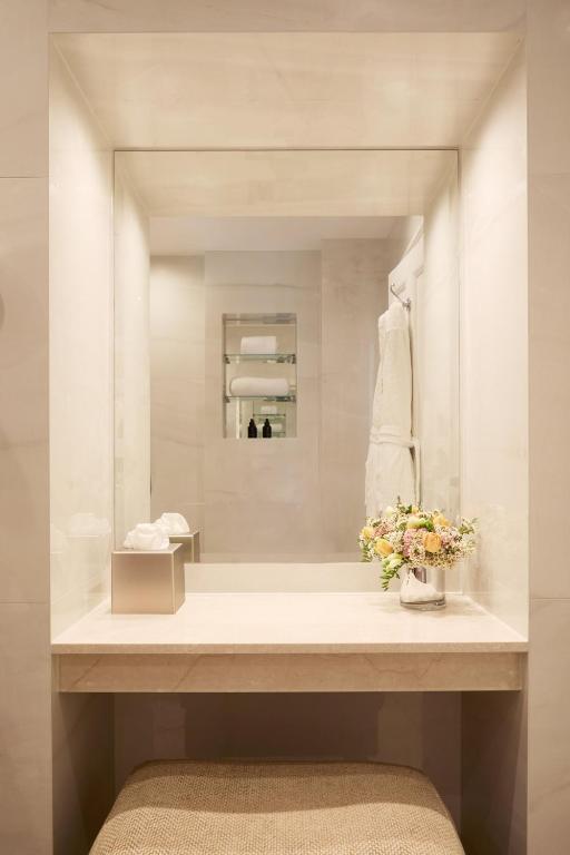 Victoria & Albert Suite - Image 4