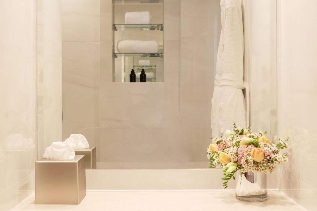 Victoria & Albert Suite - Image 8