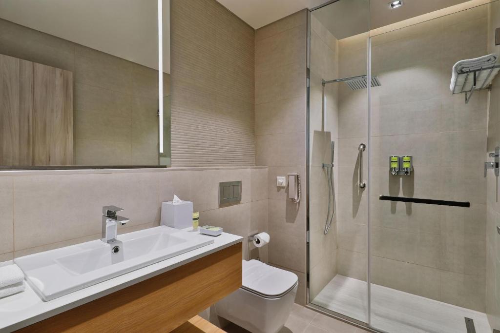 2 Bedroom Apartment with City View - Image 5