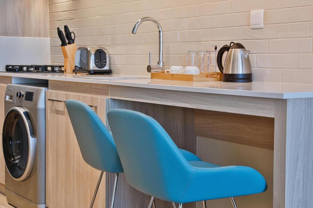 2 Bedroom Apartment with Creek View - Image 3