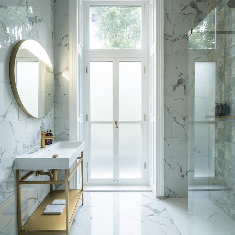 Crown Suite - Image 2