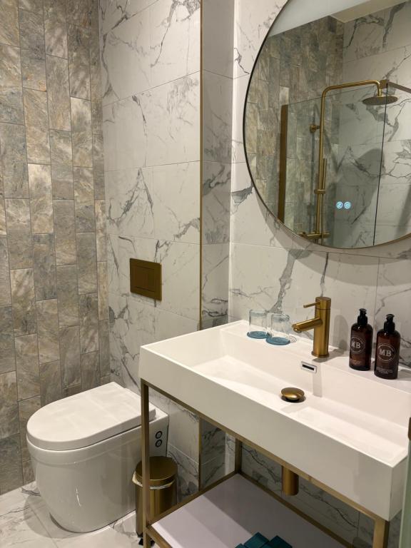Crown Suite - Image 6