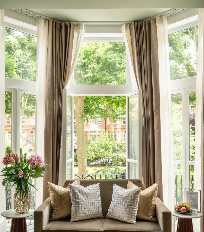 Crown Suite - Image 1