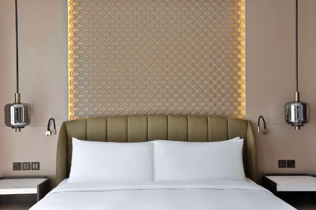 Corner King Room with Burj Khalifa View - Image 2