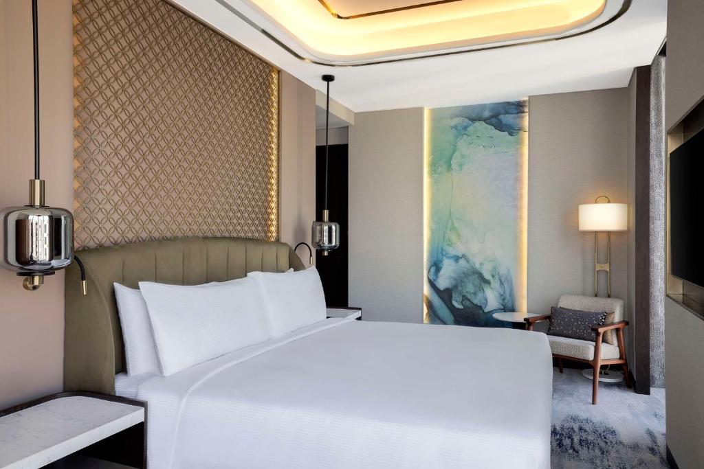 Corner King Room with Burj Khalifa View - Image 3