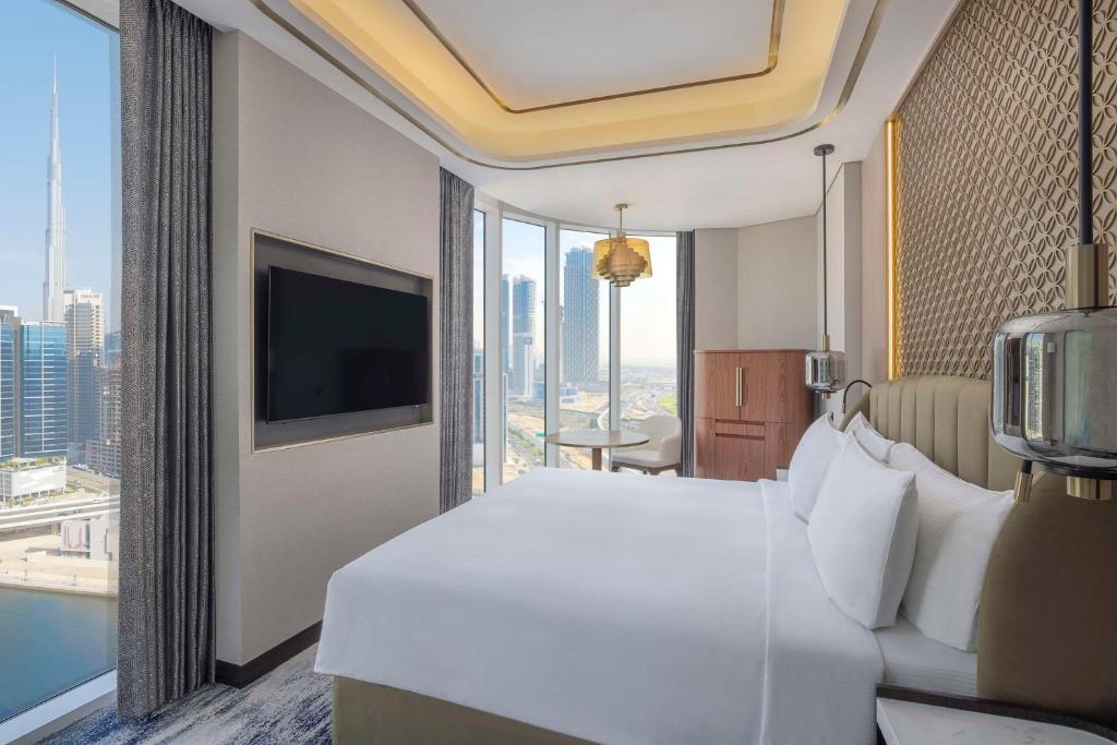 Corner King Room with Burj Khalifa View - Image 5