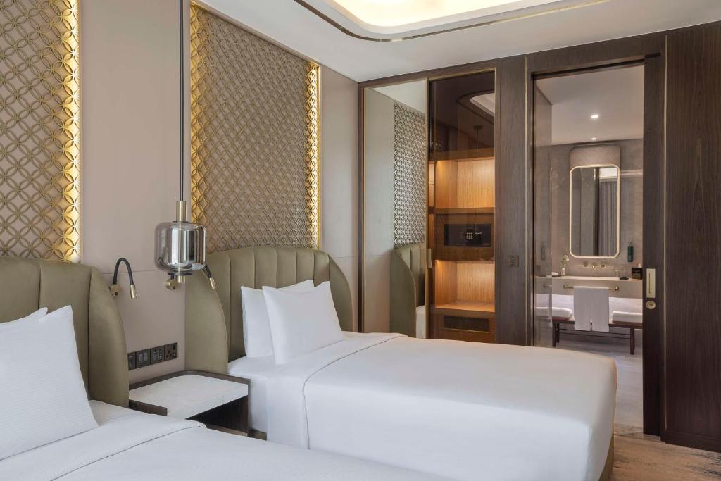 One-Bedroom Suite with Two Double Beds and Burj Khalifa View - Image 4