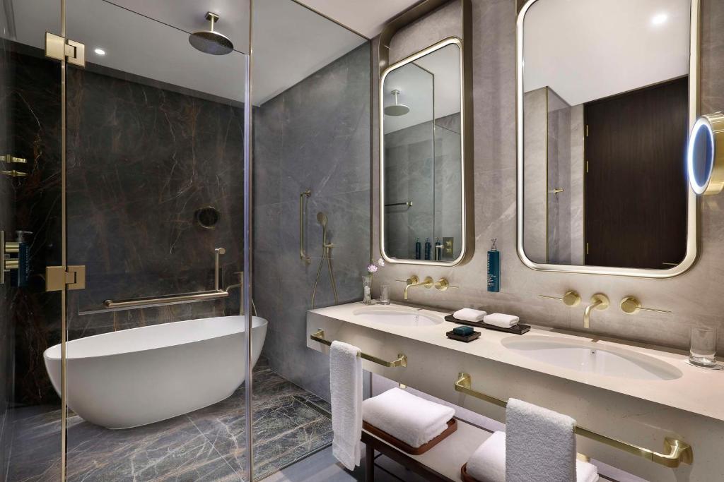 One-Bedroom Superior King Suite with Burj Khalifa View - Image 1