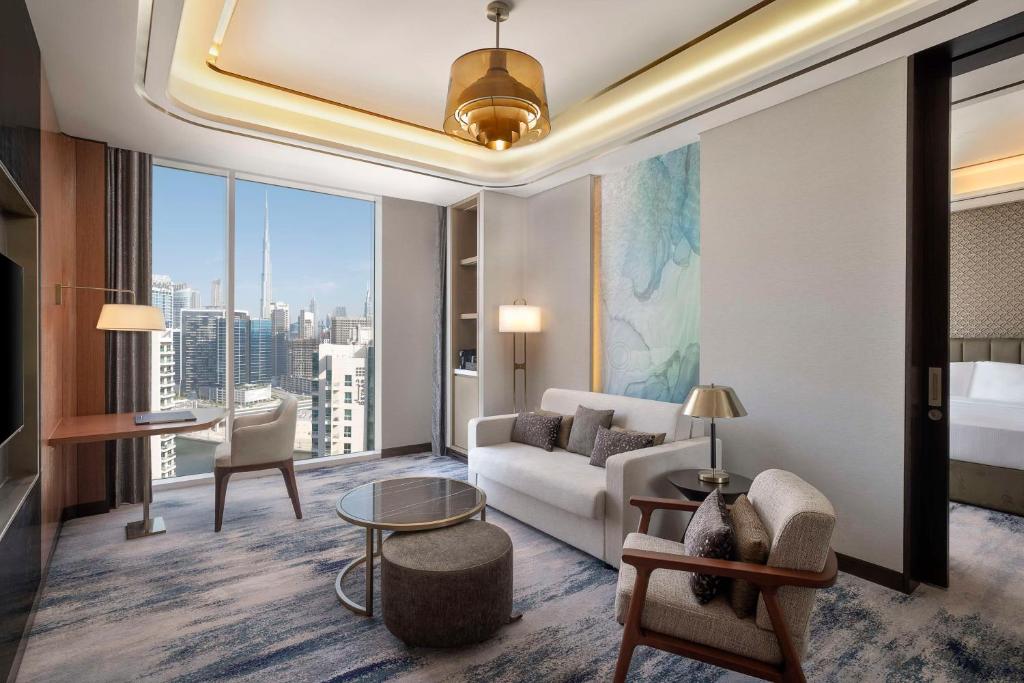 One-Bedroom Superior King Suite with Burj Khalifa View - Image 2