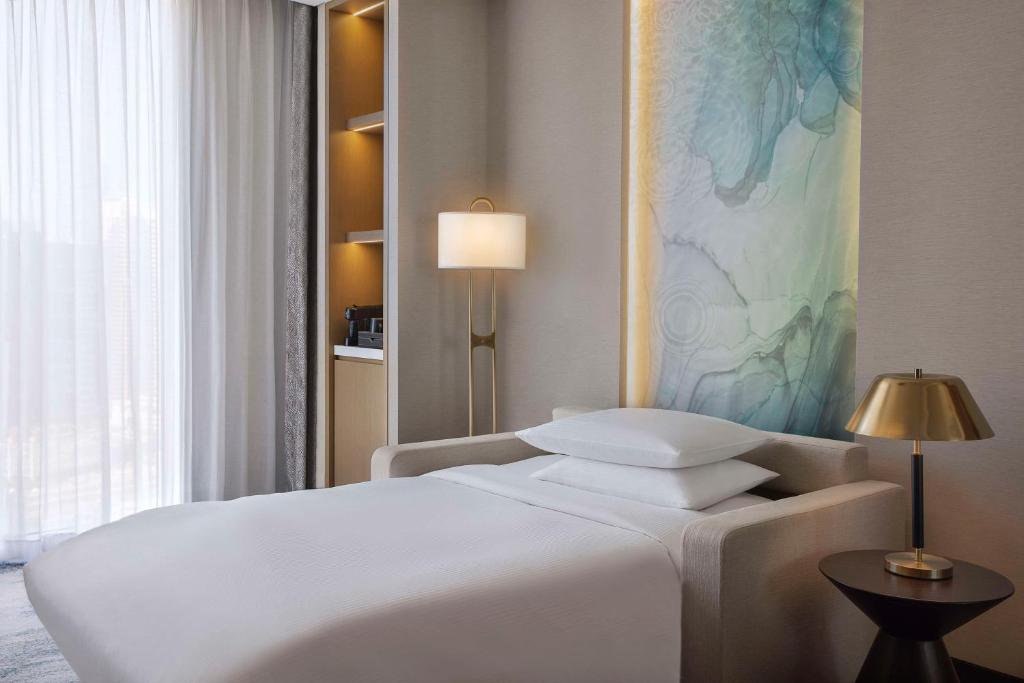One-Bedroom Superior King Suite with Burj Khalifa View - Image 3