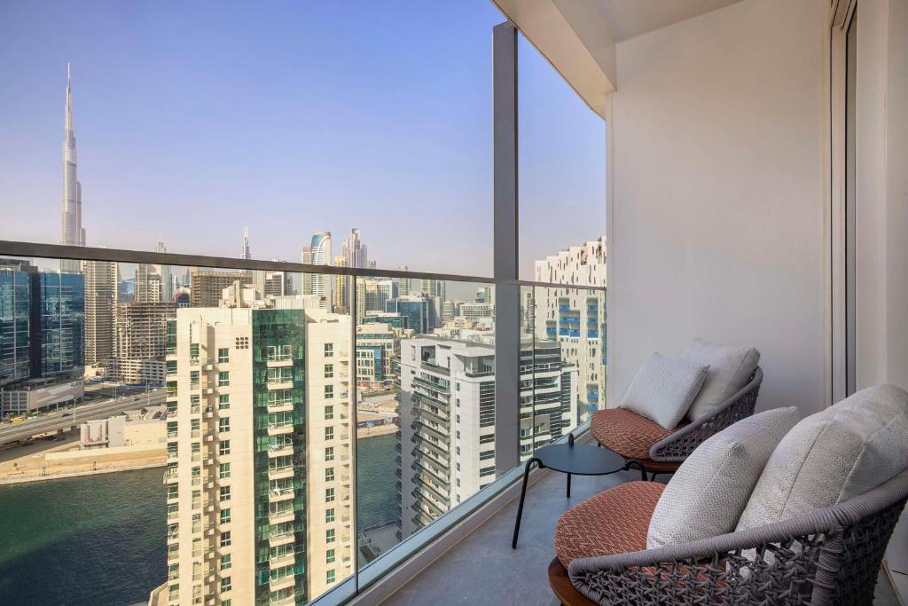 One-Bedroom Superior King Suite with Burj Khalifa View - Image 4