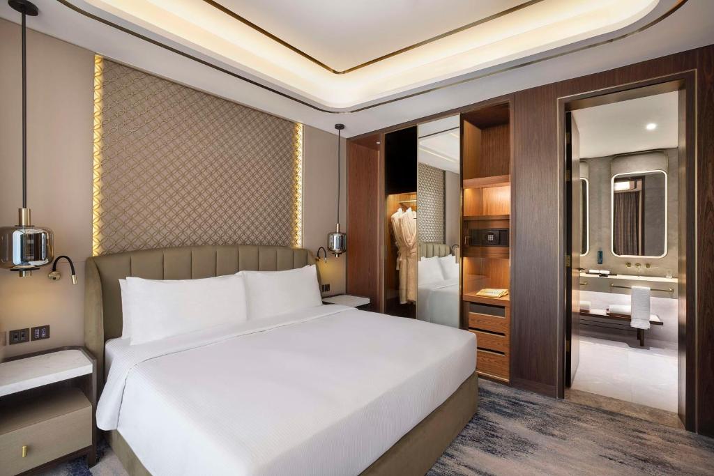 One-Bedroom Superior King Suite with Burj Khalifa View - Image 5