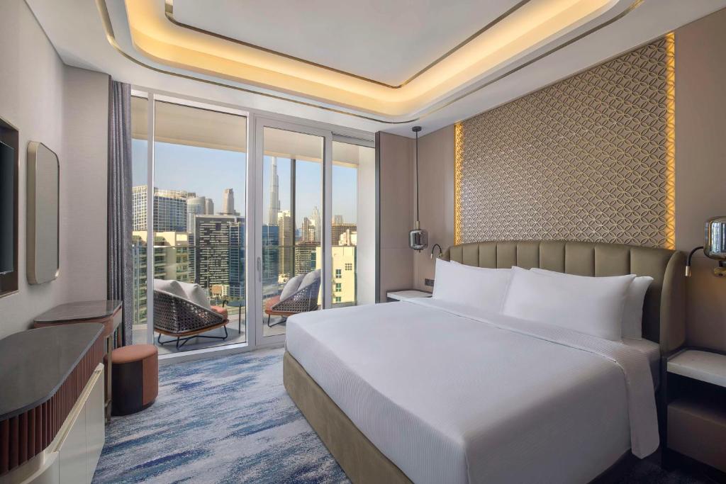 One-Bedroom Superior King Suite with Burj Khalifa View - Image 6