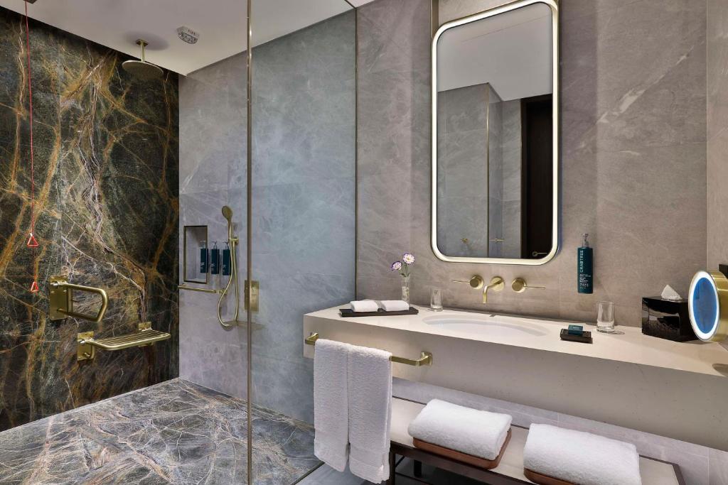 Queen Room - Mobility Access