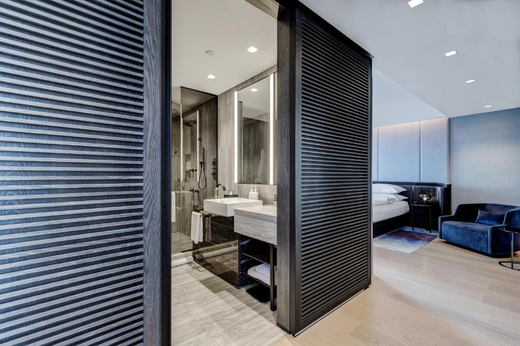 Deluxe City View One Bedroom Corner Suite, 1 King Bed - Image 2