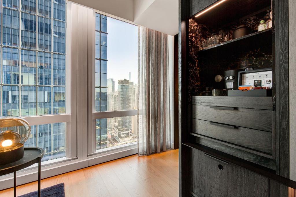 Deluxe City View One Bedroom Corner Suite, 1 King Bed - Image 3