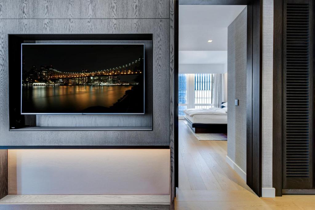 Deluxe City View One Bedroom Corner Suite, 1 King Bed - Image 4