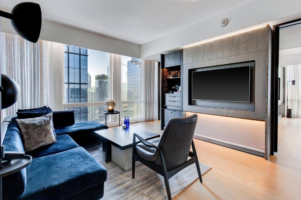 Deluxe City View One Bedroom Corner Suite, 1 King Bed - Image 5
