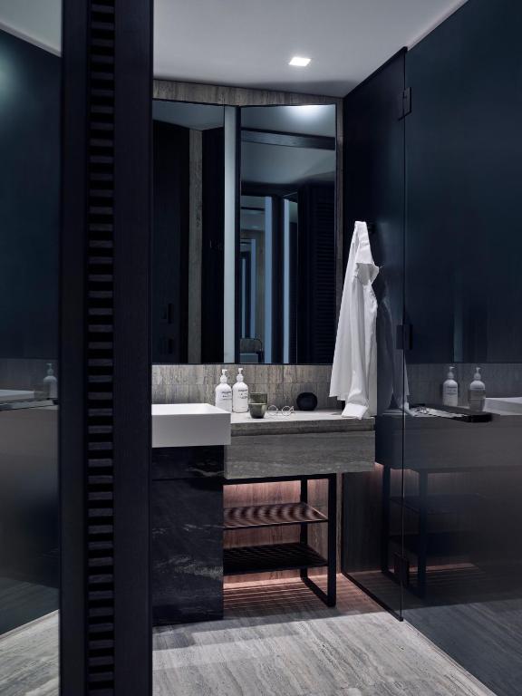 Premier Skyline View Guestroom, 1 King Bed Mobility Accessible - Image 4