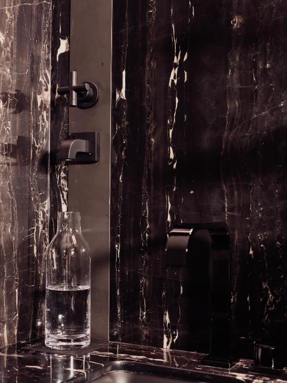 Premier Vessel View One Bedroom Corner Suite, 1 King Bed - Image 2