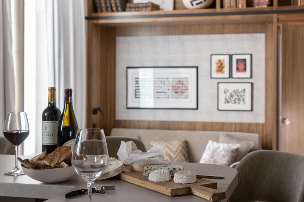 One-Bedroom Apartment Club - Image 3