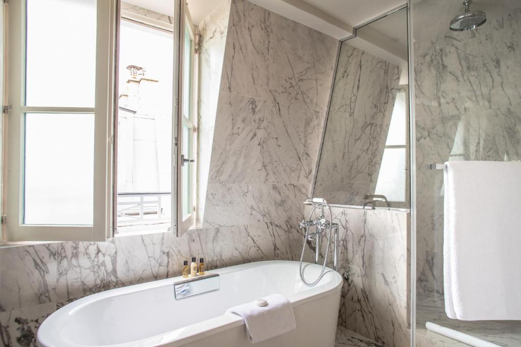 Suite with Terrace Club - Image 6