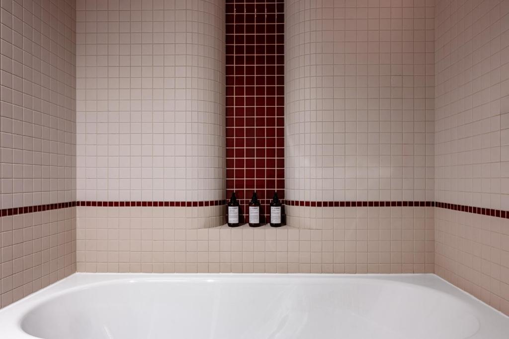 Deluxe Room - Image 7